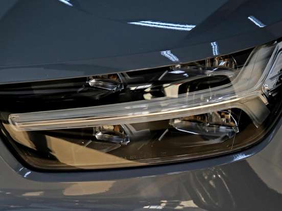 VOLVO-XC40-2019