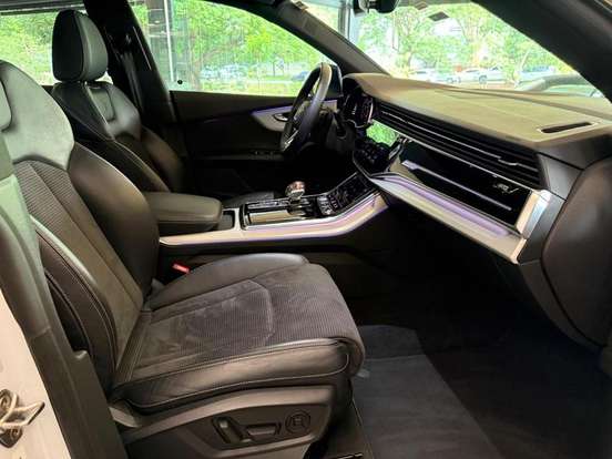 AUDI-Q8-2021