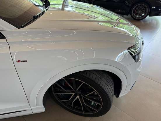 AUDI-Q8-2021