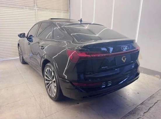 AUDI-E-TRON-2022