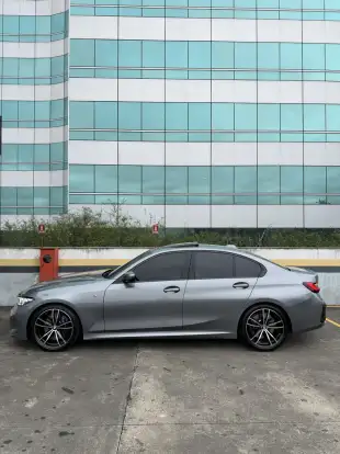 BMW-320i-2023