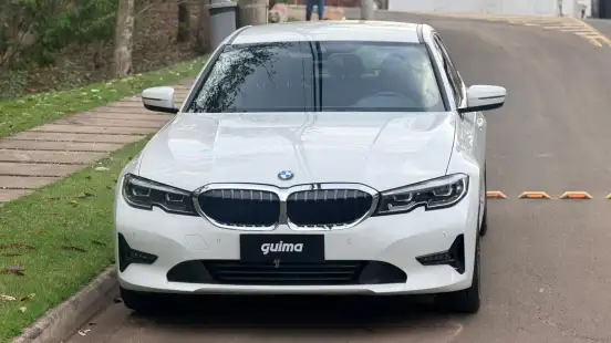BMW-320i-2022