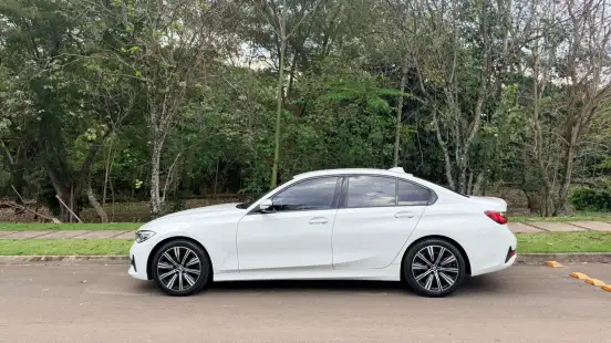 BMW-320i-2022