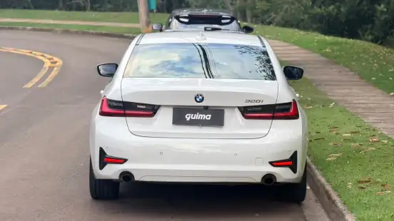 BMW-320i-2022