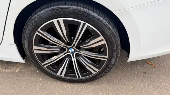 BMW-320i-2022