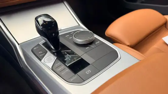 BMW-320i-2022