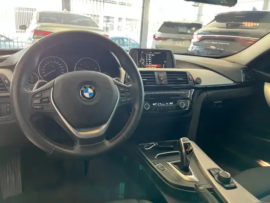 BMW-320i-2017