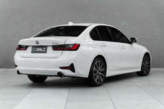 BMW-320i-2022