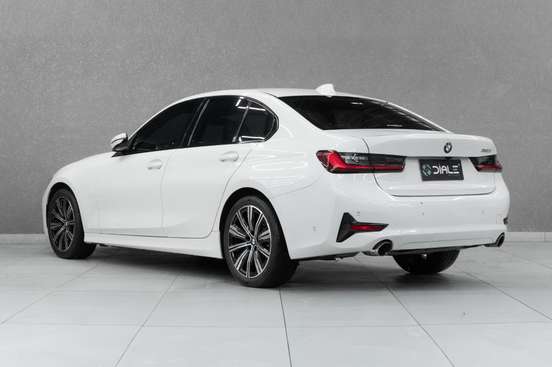 BMW-320i-2022