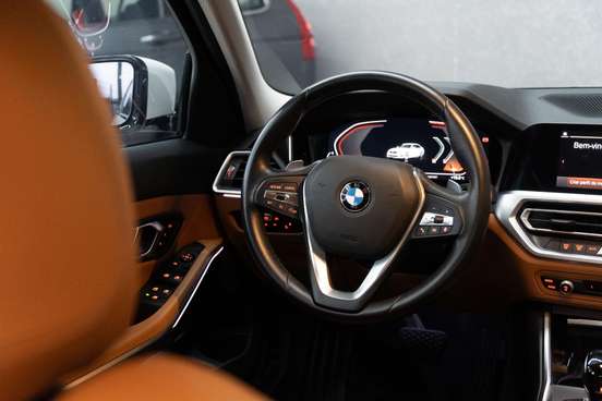 BMW-320i-2022