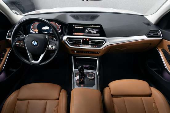 BMW-320i-2022
