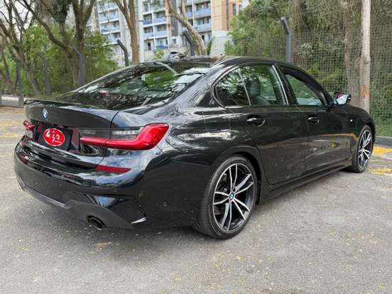 BMW-320i-2021