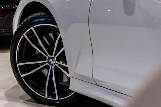 BMW-320i-2022