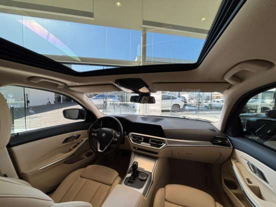BMW-320i-2022