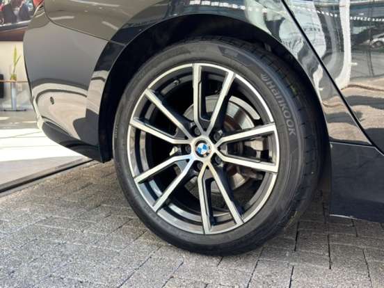BMW-320i-2022