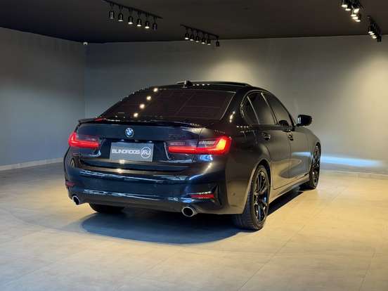 BMW-320i-2021