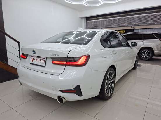 BMW-320i-2020
