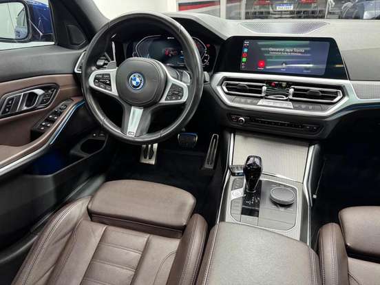 BMW-330e-2021