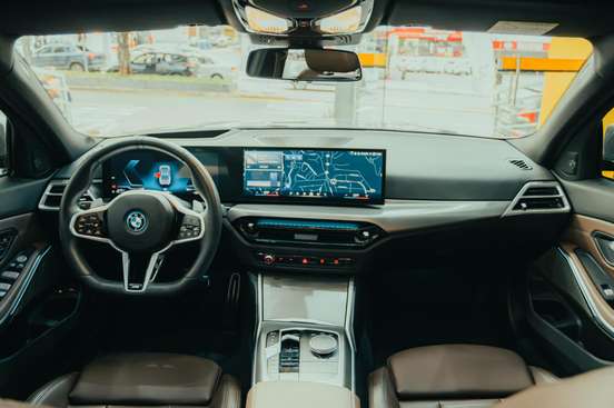 BMW-330e-2024