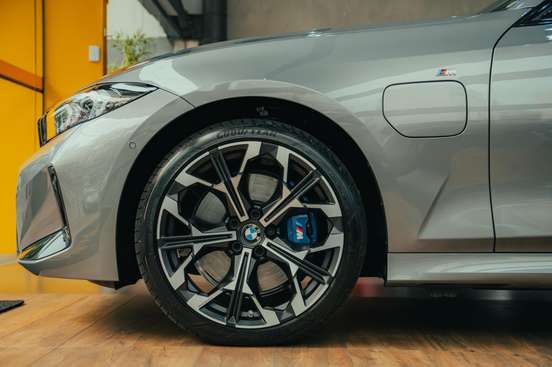 BMW-330e-2024