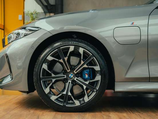 BMW-330e-2.0 16V TURBO HÍBRIDO M SPORT AUTOMÁTICO BMW-330e-2024