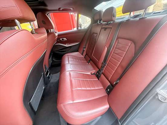 BMW-330e-2023