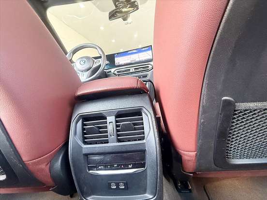 BMW-330e-2023
