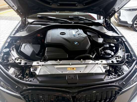 BMW-330e-2023