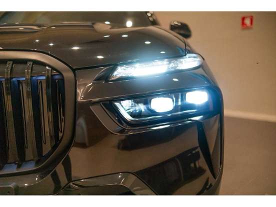 BMW-X7-2025