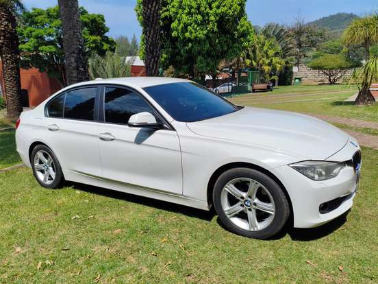 BMW-320i-2013