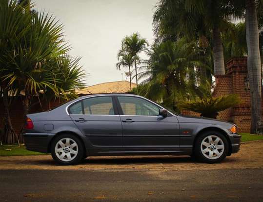 BMW-323i-2000