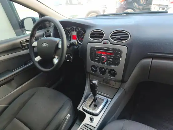 FORD-FOCUS-2010