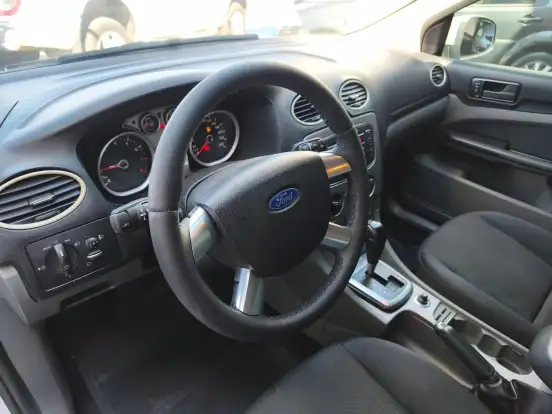 FORD-FOCUS-2010