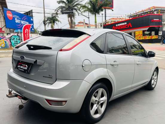 FORD-FOCUS-2010