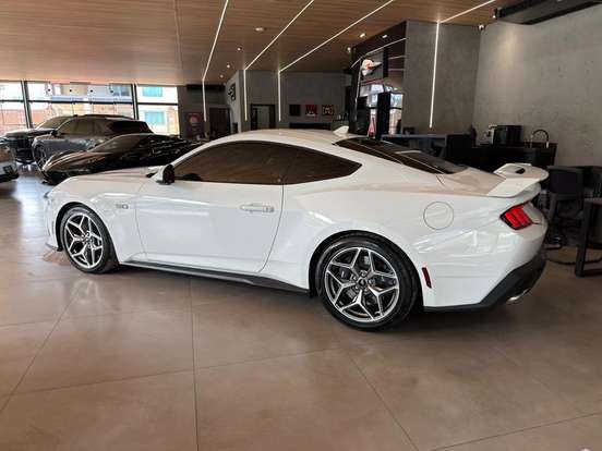 FORD-MUSTANG-2024