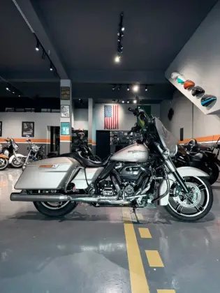 HARLEY-DAVIDSON STREET GLIDE 