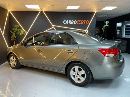 KIA-CERATO-1.6 EX3 SEDAN 16V GASOLINA 4P MANUAL KIA-CERATO-2010