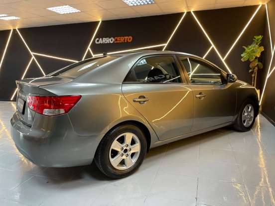 KIA-CERATO-1.6 EX3 SEDAN 16V GASOLINA 4P MANUAL KIA-CERATO-2010