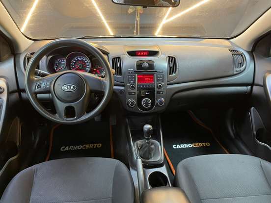 KIA-CERATO-1.6 EX3 SEDAN 16V GASOLINA 4P MANUAL KIA-CERATO-2010