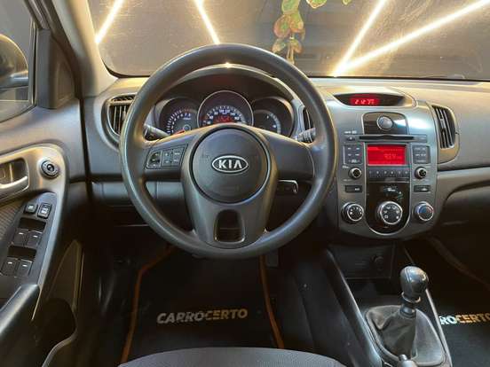 KIA-CERATO-1.6 EX3 SEDAN 16V GASOLINA 4P MANUAL KIA-CERATO-2010