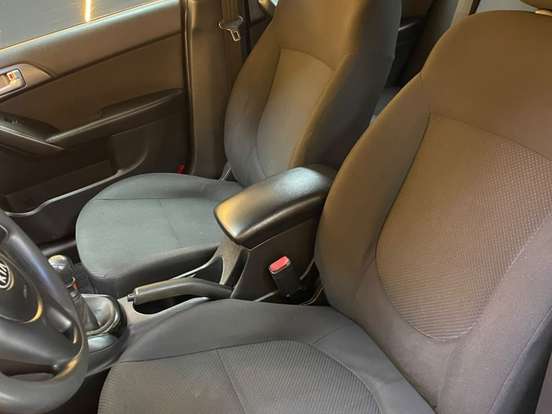 KIA-CERATO-1.6 EX3 SEDAN 16V GASOLINA 4P MANUAL KIA-CERATO-2010