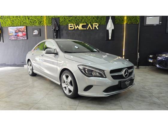 Mercedes-Benz CLA 180 1.6 CGI Gasolina 7G-DCT