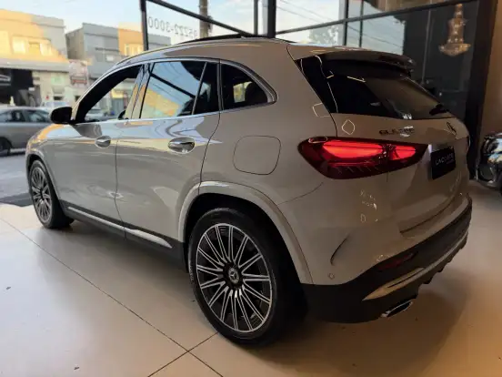MERCEDES-BENZ-GLA 200-2023