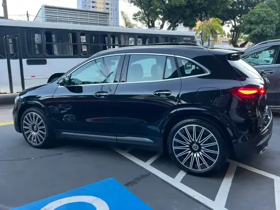 MERCEDES-BENZ-GLA 200-2025