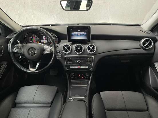 MERCEDES-BENZ-GLA 200-2018