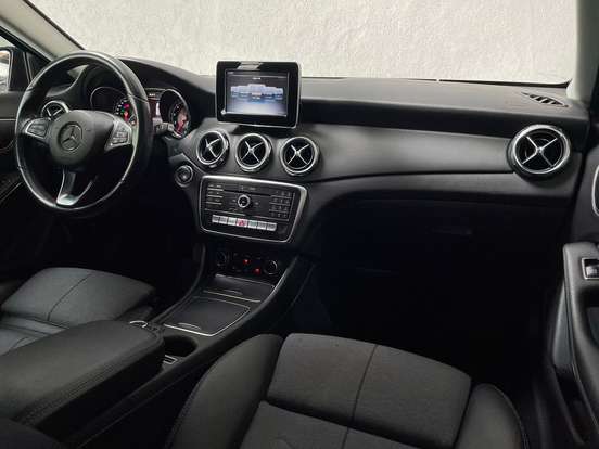 MERCEDES-BENZ-GLA 200-2018