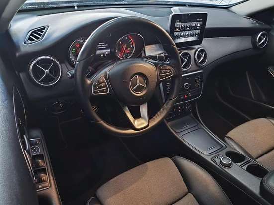 MERCEDES-BENZ-GLA 200-2017