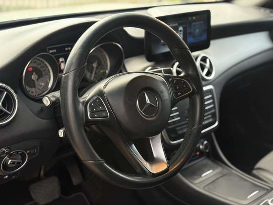 MERCEDES-BENZ-GLA 200-2016