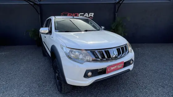 MITSUBISHI L200 TRITON 2.4 16V TURBO DIESEL OUTDOOR HPE CD 4X4 AUTOMÁTICO