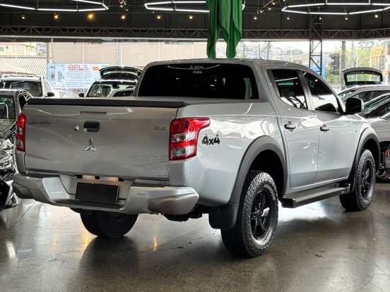 MITSUBISHI-L200 TRITON-2.4 16V TURBO DIESEL OUTDOOR GLS CD 4X4 AUTOMÁTICO MITSUBISHI-L200 TRITON-2023